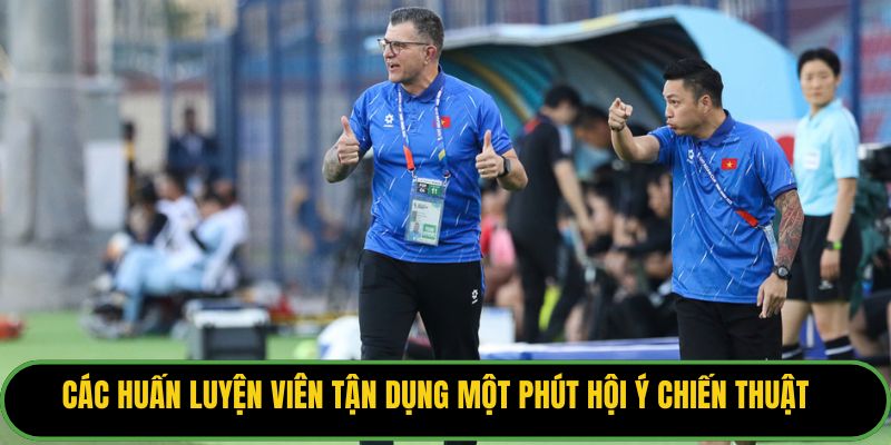 Các huấn luyện viên tận dụng một phút hội ý chiến thuật.