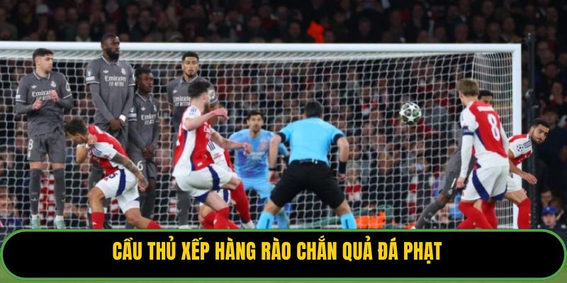 Cầu thủ xếp hàng rào chắn quả đá phạt.