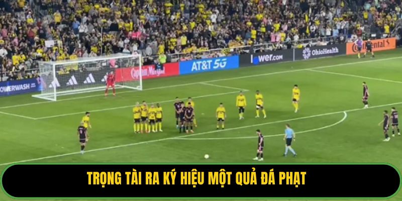 Trọng tài ra ký hiệu một quả đá phạt.
